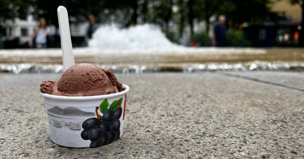 Schoko Eis essen am Hohenzollernplatz